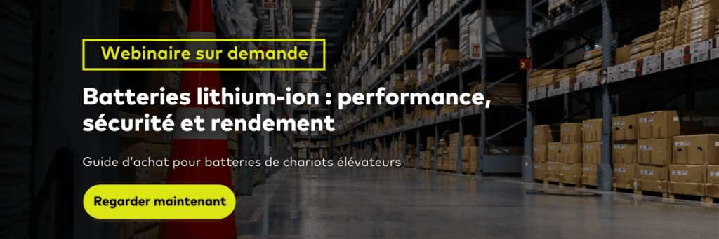 Bannière de webinaire sur le rendement des batteries de chariots élévateurs, sur fond d’entrepôt