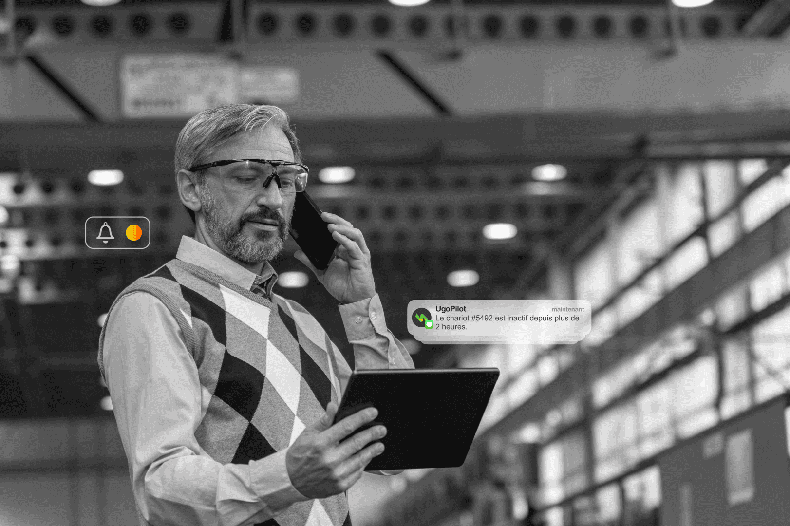 Gestionnaire d'entrepôt utilisant une tablette et un téléphone avec notification UgoPilot