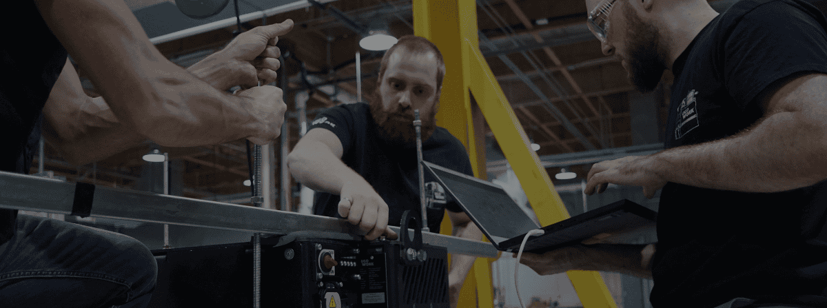 3 ingénieurs qui travaillent sur une batterie au lithium