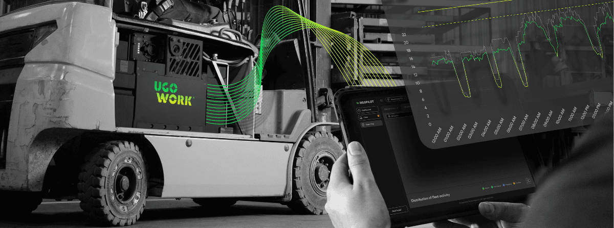 Opérateur manœuvrant un chariot élévateur équipé d'une batterie UgoWork, tandis qu'une autre personne surveille les données énergétiques sur une tablette avec le logiciel UgoPilot.