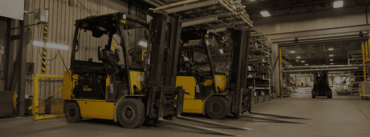 3 chariots élévateurs équipé de batteries UgoWork en ligne et stationnés