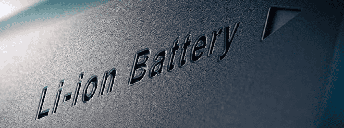 Texte gravé 'Li-ion battery' sur une surface métallique.
