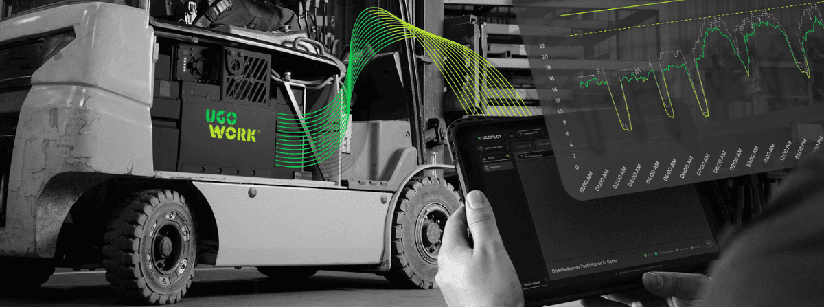 Opérateur manœuvrant un chariot élévateur équipé d'une batterie UgoWork, tandis qu'une autre personne surveille les données énergétiques sur une tablette avec le logiciel UgoPilot.