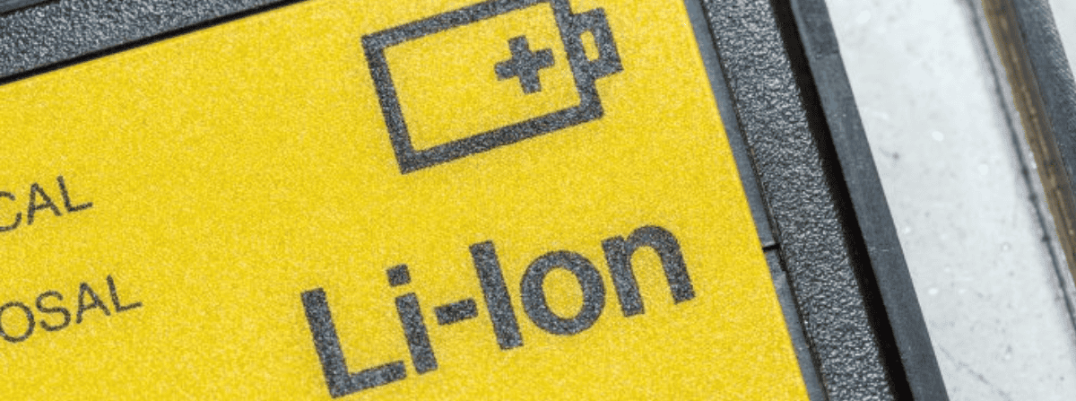 View of a lithium-ion battery with the 'Li-Ion' label, a battery pictogram, and a yellow background.