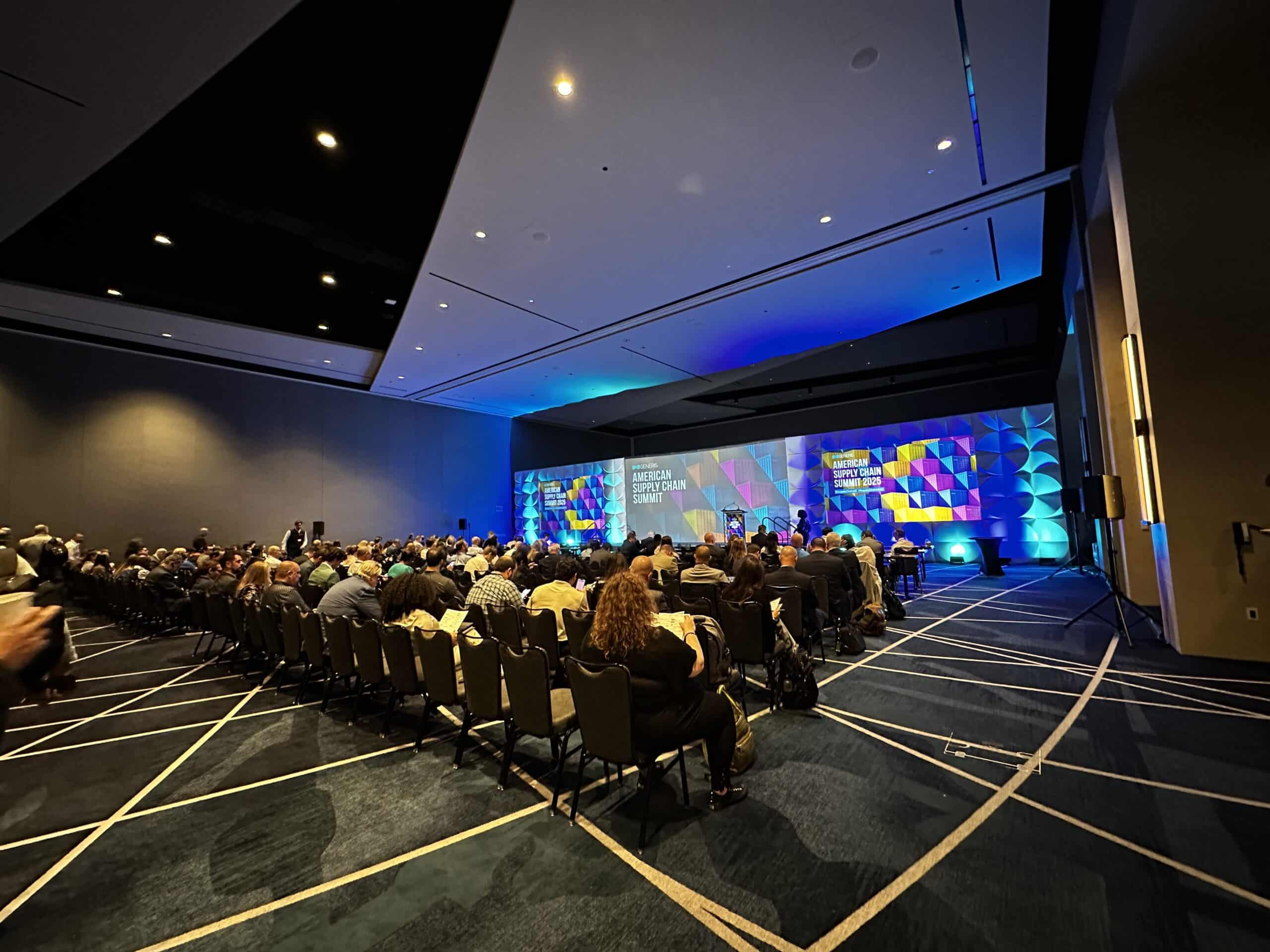 Kiosques et espace de réseautage à l’American Supply Chain Summit.