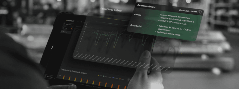 Main tenant une tablette affichant les analyses d’utilisation de la flotte dans UgoPilot.
