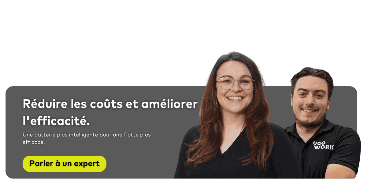 Deux personnes arborent joyeusement une banderole portant l'inscription « Réduisez les coûts et augmentez l'efficacité », promouvant ainsi un message positif.