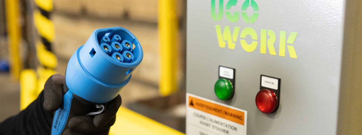 Station de recharge compacte multi-tension d'UgoWork avec connecteur de recharge de type automobile pour véhicules industriels électriques