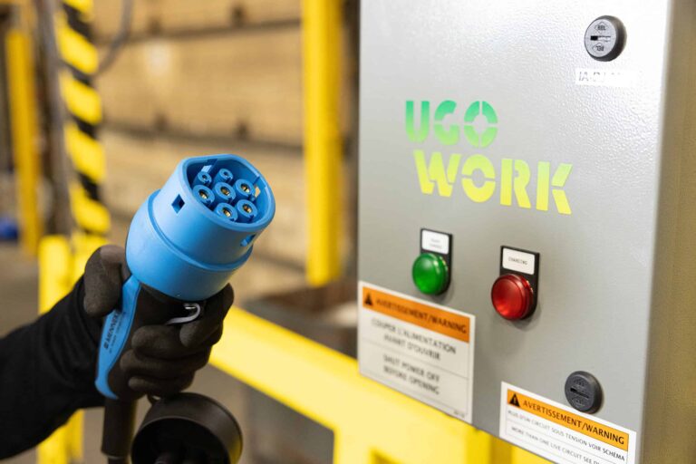 Station de recharge compacte multi-tension d'UgoWork avec connecteur de recharge de type automobile pour véhicules industriels électriques