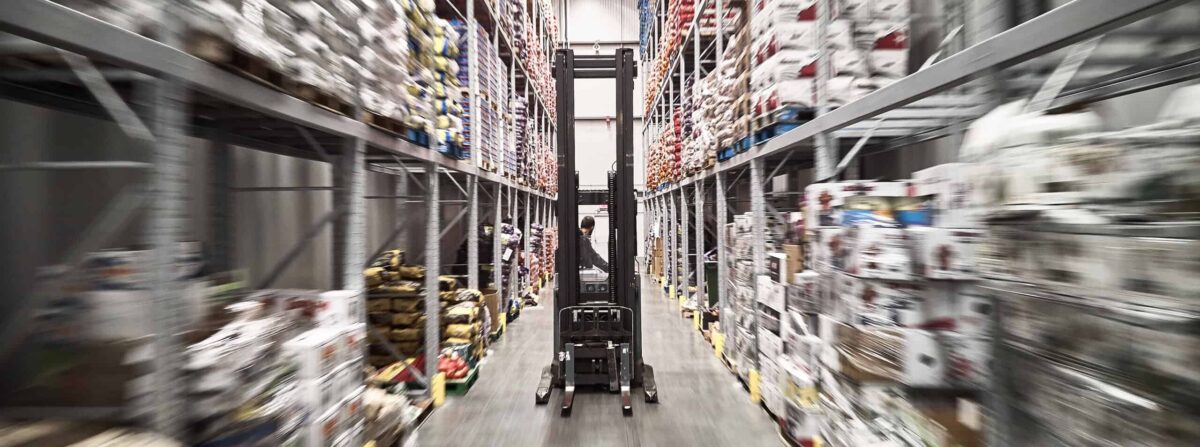Forklift propulsed by UgoWork's battery in a food and beverage warehouse.