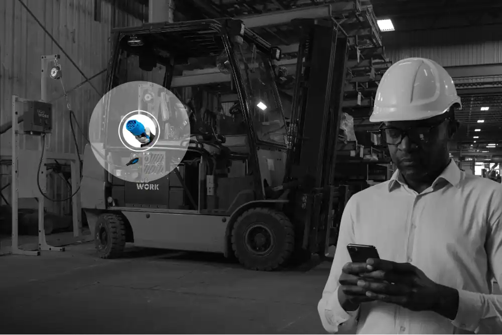 Solutions de batteries lithium-ion UgoWork avec un simple connecteur de type EV pour la sécurité et l'efficacité des entrepôts industriels.