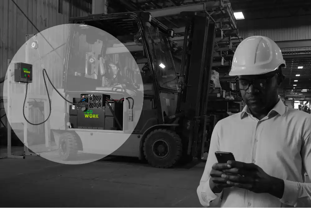 Station de charge compacte UgoWork pour les batteries de chariots élévateurs industriels dans un entrepôt.