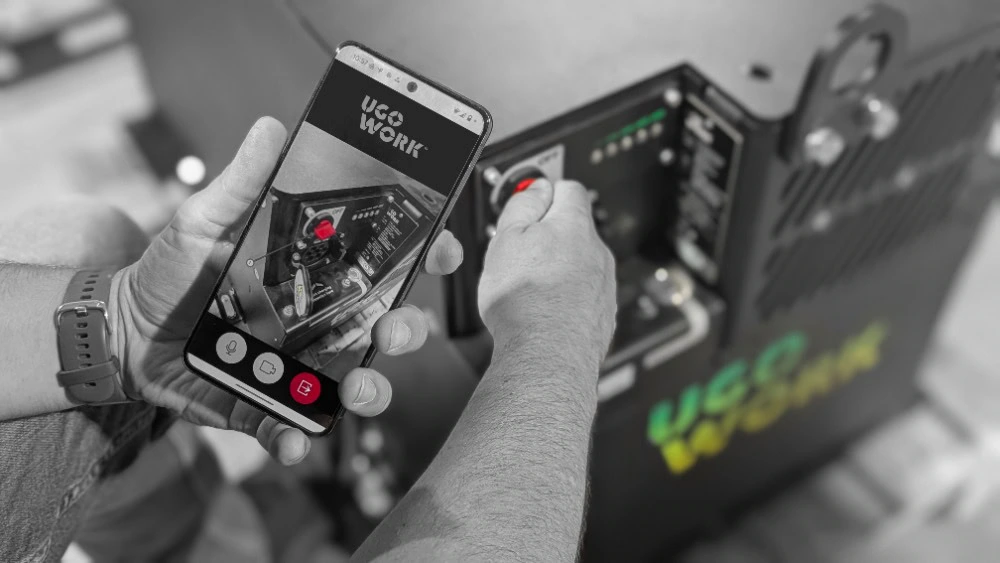 Smartphone avec indications en direct pour dépanner l'équipement industriel avec la batterie de chariot élévateur lithium-ion UgoWork pour une assistance à distance rapide.